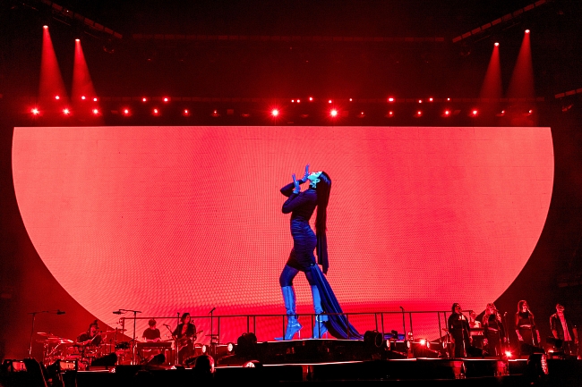 Дуа Липа в Balenciaga на концерте в Майами, 9 февраля 2022 года фото № 2
