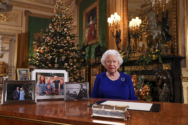 Королева Елизавета II не сможет встретить Рождество с принцем Уильямом и Кейт Миддлтон фото № 1