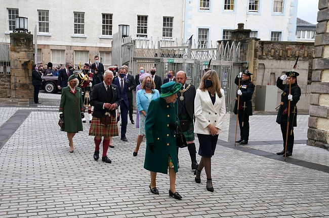 Королева Елизавета II, принц Чарльз и Камилла Паркер-Боулз среди гостей открытия 6-й сессии шотландского парламента, 2021 фото № 2