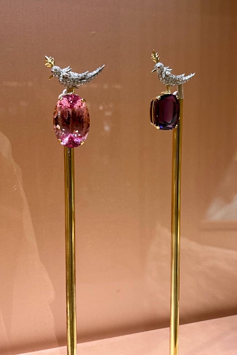 Броши Tiffany & Co. Bird on a Rock на выставке Doha Jewellery & Watches 2023 фото № 4