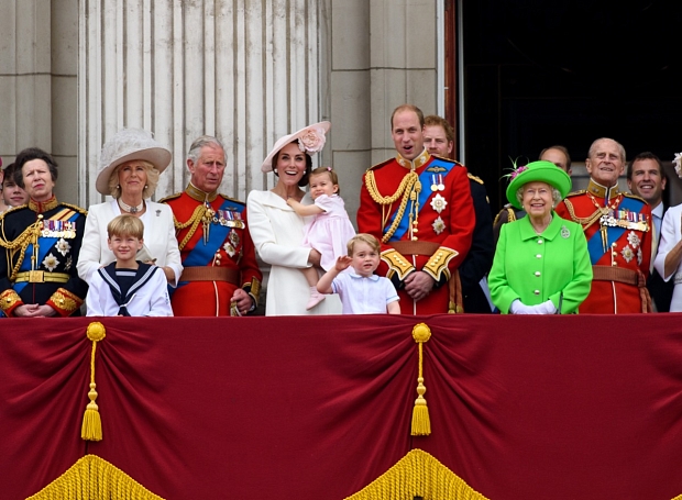 Как королевская семья поздравила Меган Маркл и Гарри с рождением дочки?