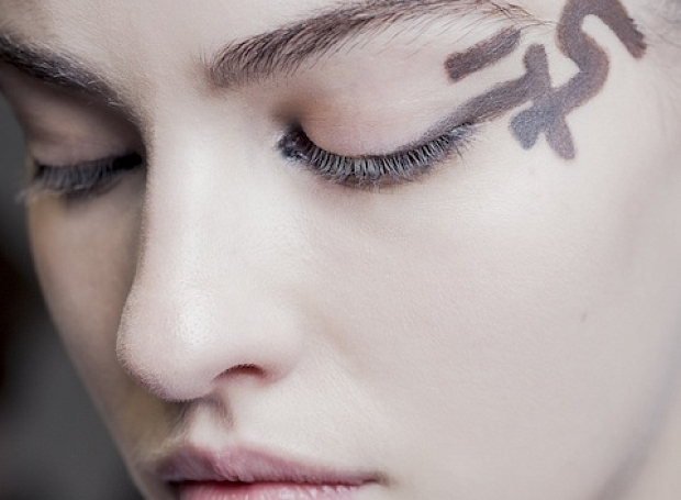 Символизм: макияж с показа Dior в Париже