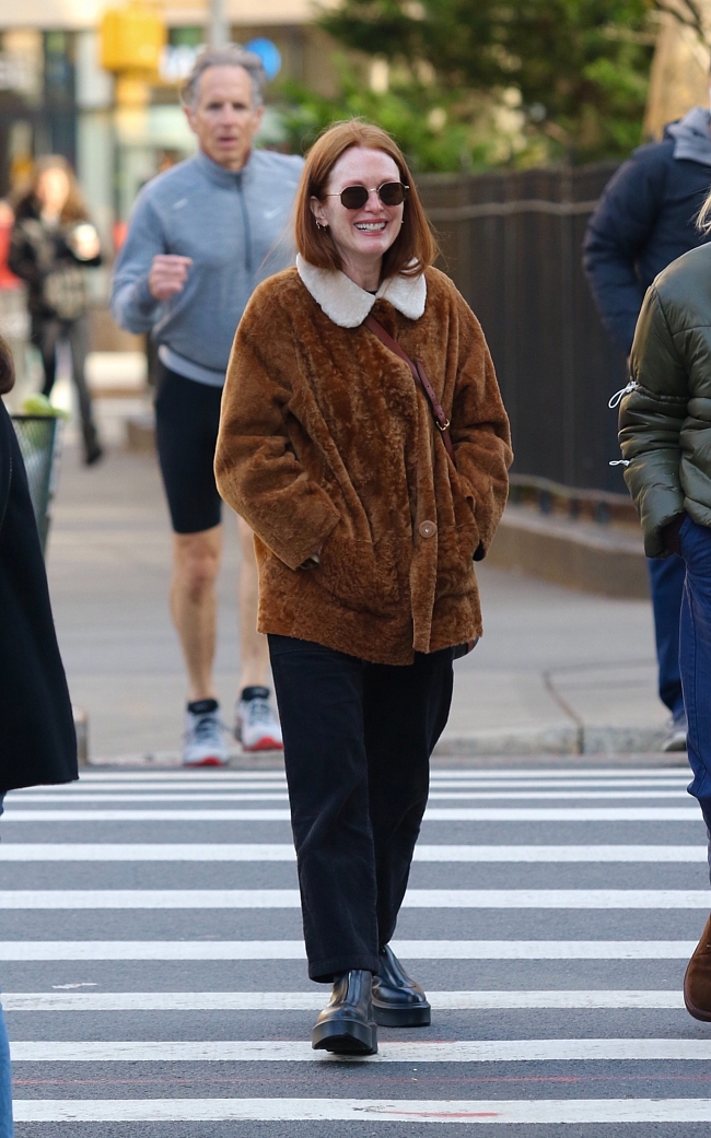 Джулианна Мур в Нью-Йорке, ноябрь 2021 года фото № 2