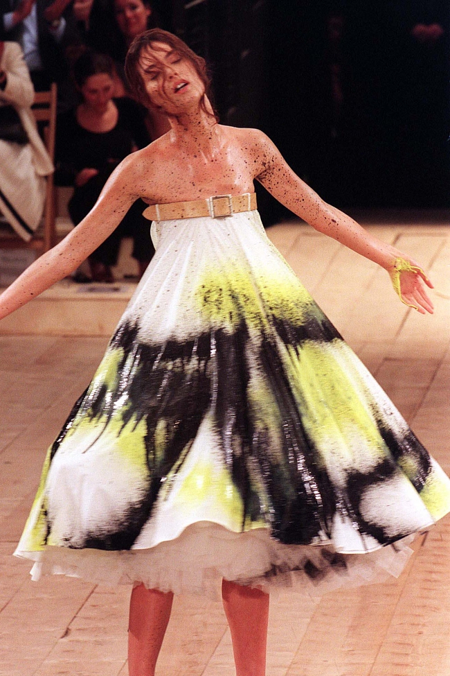 Шалом Харлоу в финале показа Alexander McQueen весна-лето 1999 фото № 4