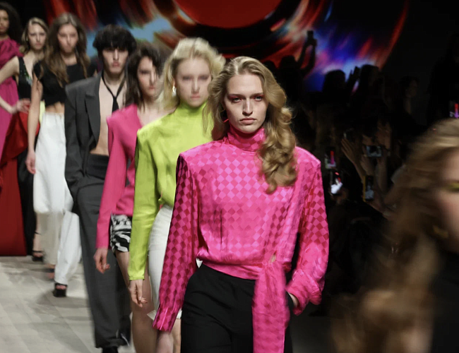 Контраст фактур, элементы викторианской эпохи и эстетика 80-х: чем еще поразили дизайнеры на Московской неделе моды фото № 5