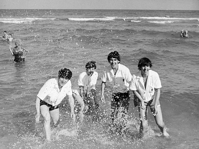 The Beatles отдыхают на пляже в Майами, 1964 год. фото № 8