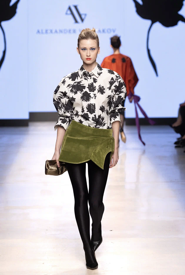 Контраст фактур, элементы викторианской эпохи и эстетика 80-х: чем еще поразили дизайнеры на Московской неделе моды фото № 9