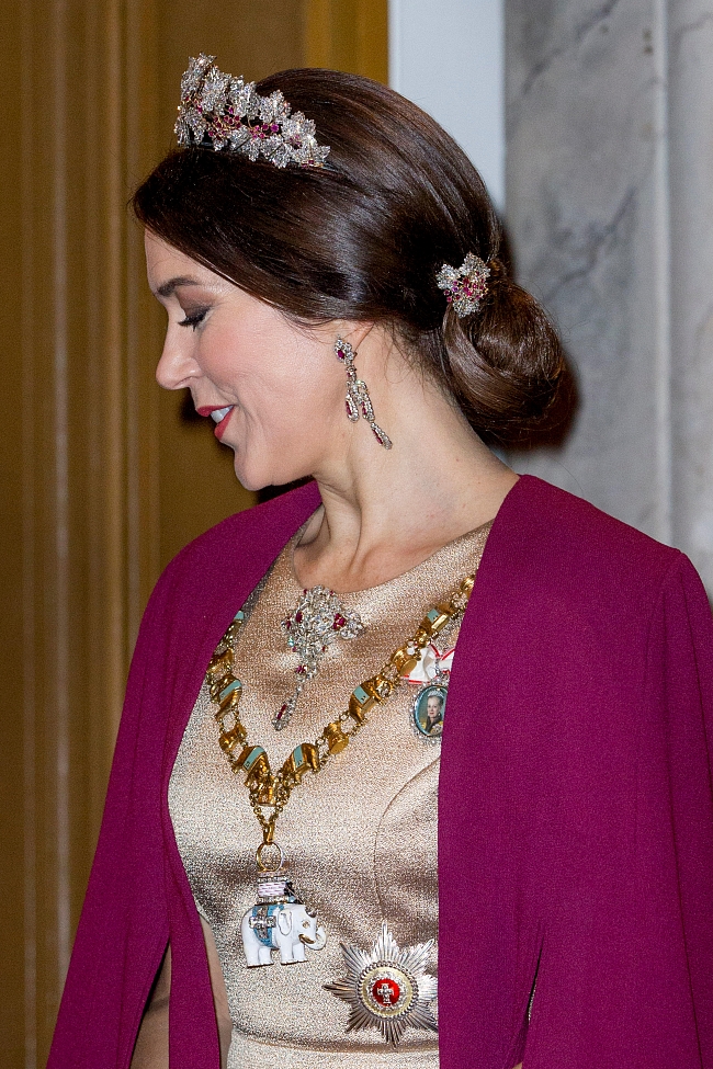 Королевские драгоценности: рубиновая парюра датской кронпринцессы Мэри фото № 4