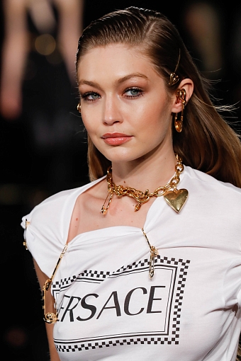 Косой пробор, золото и глосс: бьюти-образы на показе Versace pre-fall 2019 фото № 1