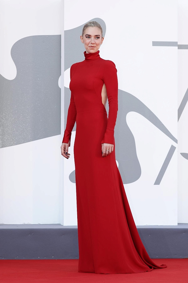 Ванесса Кирби в Valentino Haute Couture фото № 25