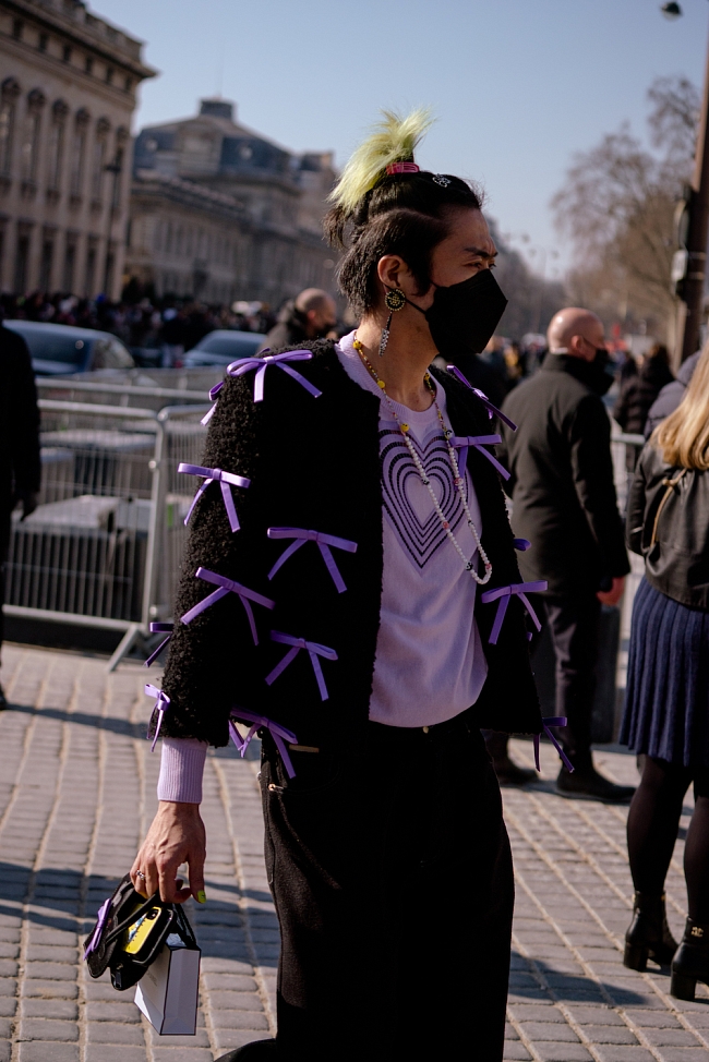 Стритстайл на Неделе моды в Париже сезона осень-зима 2022/23 фото № 21