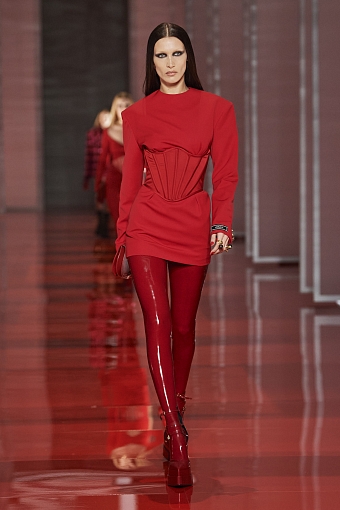 Корсетные платья на показе Versace осень-зима 2022/23 фото № 3