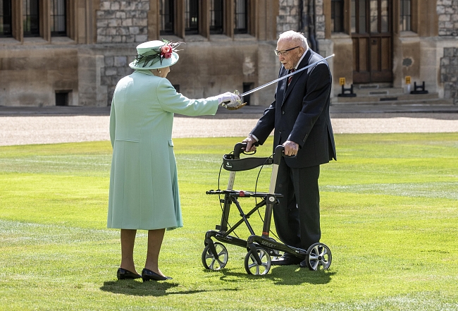 Фото дня: Королева Елизавета II посвятила 100-летнего Тома Мура в рыцари (очень трогательно) фото № 1