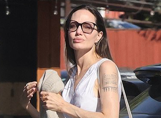 Анджелина Джоли в летнюю жару выбирает белое платье без рукавов и стильные шлепанцы