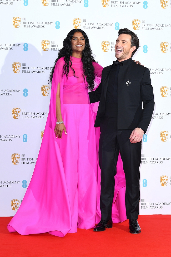 Симон Эшли в Valentino и Джонатан Бэйли на премии BAFTA 2022 фото № 8