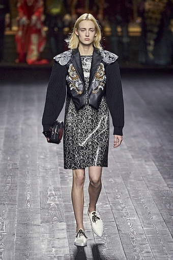 О времени: показ Louis Vuitton закрыл Неделю моды в Париже фото № 12