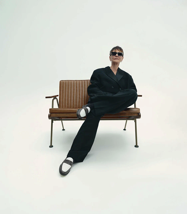 Жакет, Khaite (ЦУМ); брюки, The Attico (ЦУМ); лоферы, Doucal’s; очки, Cultura; серьги Classic, золото, бриллианты, Mercury фото № 5