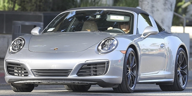 Дженнифер Энистон за рулем своего нового Porsche 911 Targa. Фото: Legion-Media фото № 2