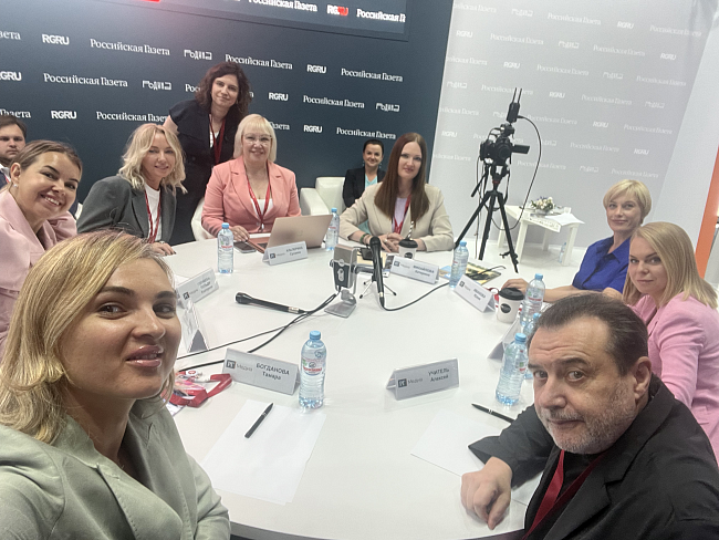 Участники дискуссии «Женщины в российском кино и бизнесе» в рамках ПМЭФ 2023 фото № 3