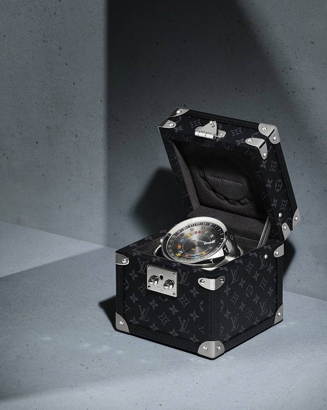 Отдавая дань традициям: Louis Vuitton представили настольные часы в сундучке фото № 6