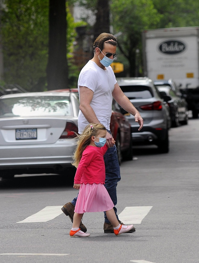 Это очень мило: Брэдли Купер прогулялся по Нью-Йорку в ободке своей дочери фото № 1