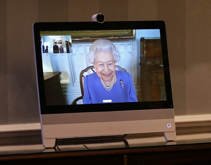 10 декабря 2020 года, королева Елизавета II на виртуальной аудиенции в Виндзорском замке фото № 10