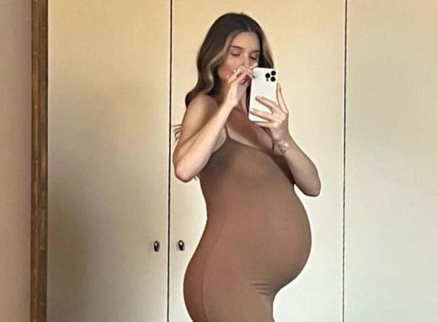 Рози Хантингтон-Уайтли на последних сроках беременности поделилась фотографиями в обтягивающем «голом» платье
