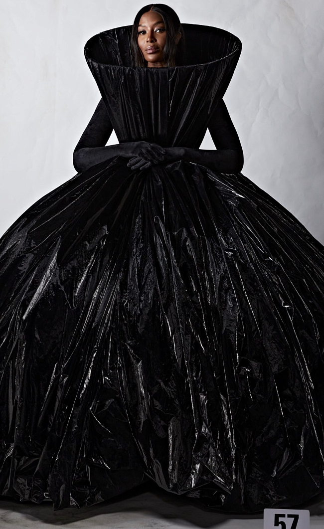 Наоми Кэмпбелл в образе Balenciaga Couture осень-зима 2022/23 фото № 6