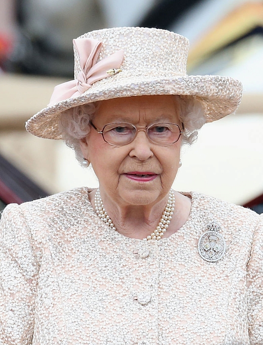Королевский тренд: Елизавета II в самых модных очках этого сезона фото № 4