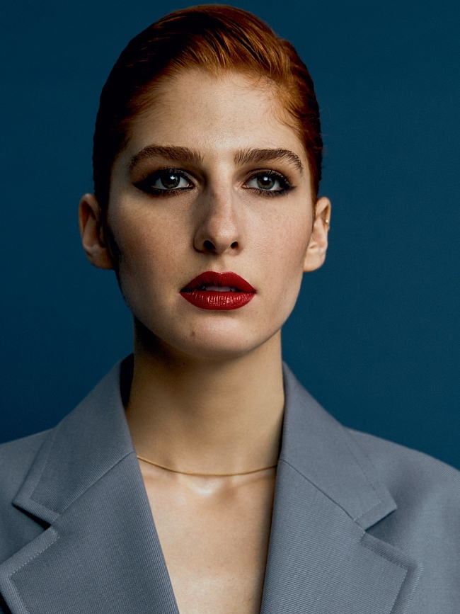 Жакет, Jil Sander; колье, Saint Laurent by Anthony Vaccarello фото № 3