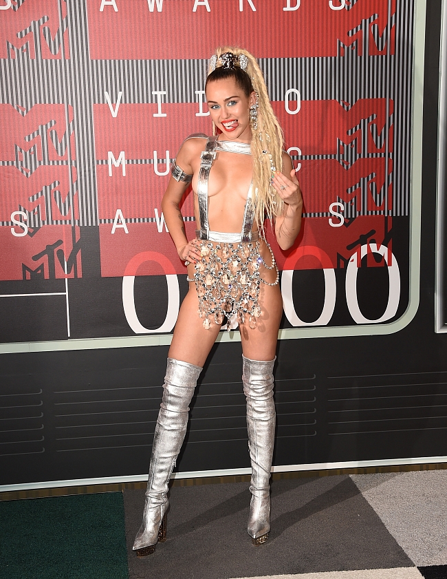 15 самых запоминающихся нарядов за всю историю MTV VMA фото № 17