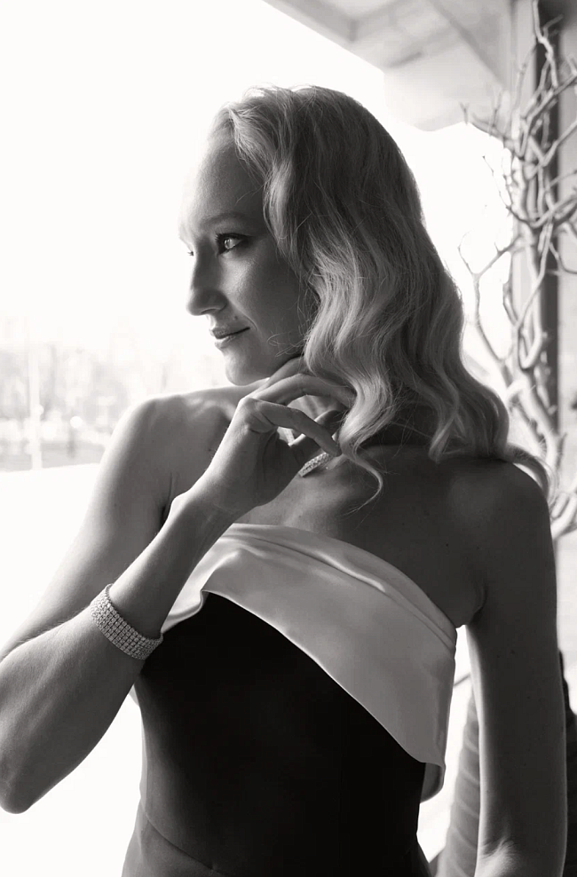 Полина Сидихина в JM Studio и украшениях Mercury фото № 1