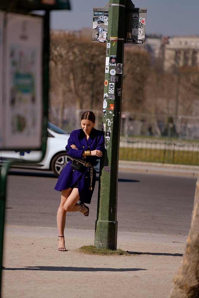 Стритстайл на Неделе моды в Париже сезона осень-зима 2022/23 фото № 15