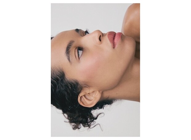 Мерцающие румяна — бьюти-хит осени-2025. Рассказываем, что это такое 