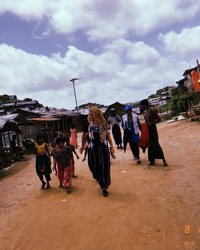 Джиджи Хадид прилетела с благотворительной миссией в Бангладеш фото № 6