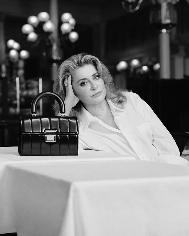 Катрин Денев в рекламной кампании сумки  Le Déjà-Vu бренда AMI Paris фото № 1