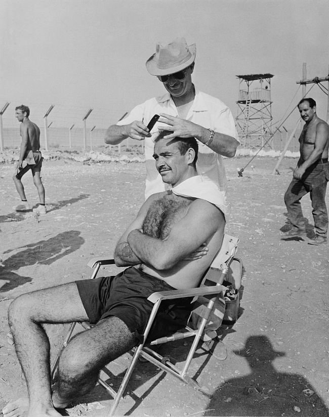 Шон Коннери делает стрижку на съемках фильма «Холм», 1965 год. фото № 11