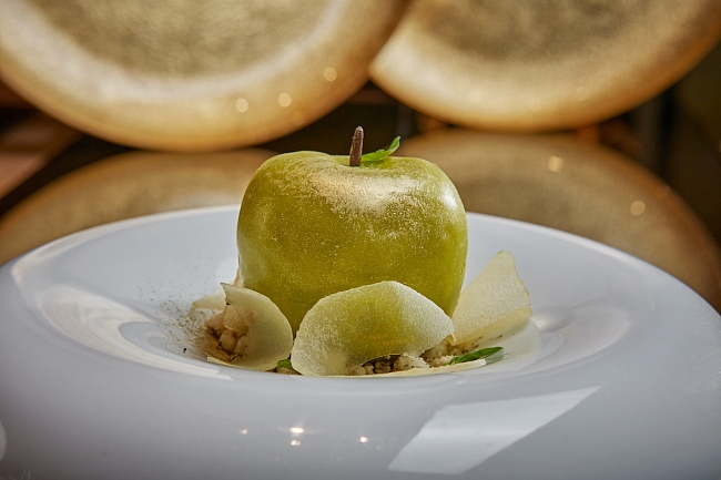 Десерт «Яблоко» с начинкой из яблочного мусса на белом шоколаде фото № 6