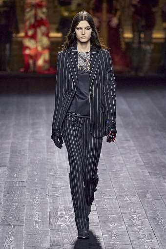 О времени: показ Louis Vuitton закрыл Неделю моды в Париже фото № 5