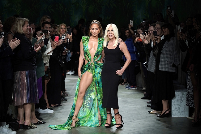 Дженнифер Лопес прошла по подиуму Versace в ремейке своего легендарного платья фото № 2