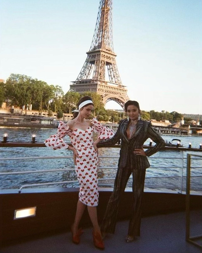Лили Коллинз в платье anouki и Эшли Парк на съемках второго сезона «Эмили в Париже» фото № 1