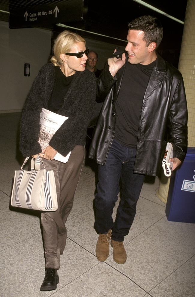 Гвинет Пэлтроу и Бен Аффлек в аэропорту Лос-Анджелеса, 1998 год фото № 1