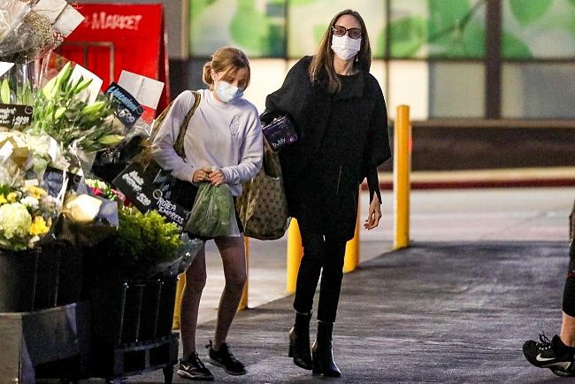 Вивьен Маршелин Джоли-Питт и Анджелина Джоли в Лос-Анджелесе, 2022 фото № 2