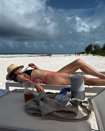 Дженнифер Энистон поделилась своими фото в бикини с отдыха. Фото: @jenniferaniston фото № 3