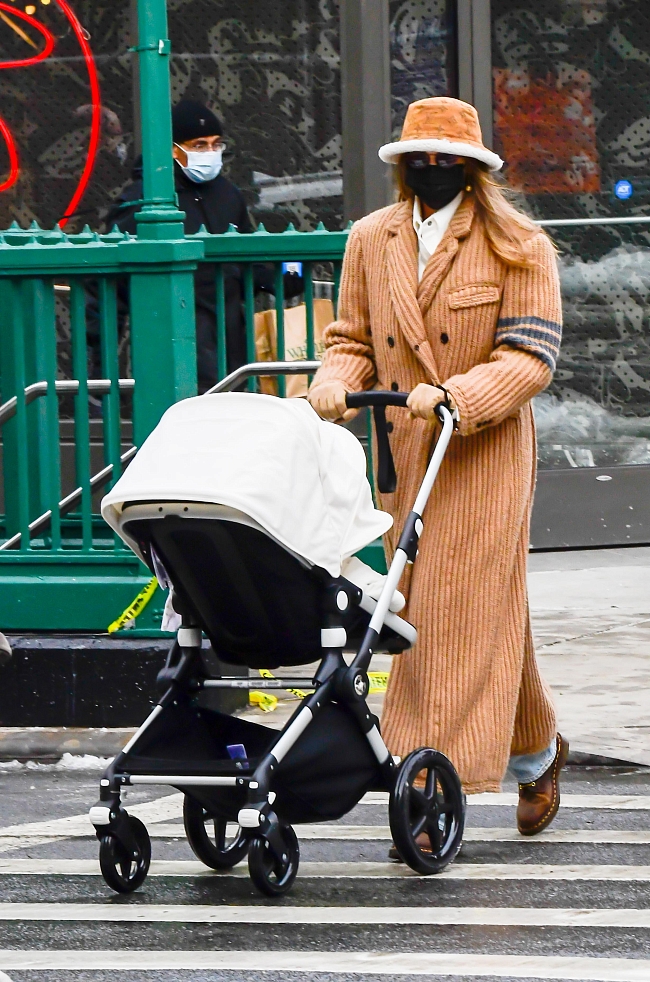 Cool mom: Джиджи Хадид показывает, как стильно (и тепло!) одеться на прогулку с ребенком фото № 1