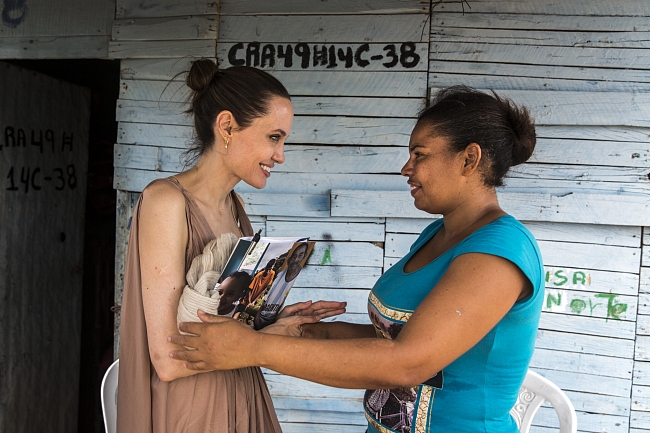 Очень похудела: Анджелина Джоли посетила лагерь беженцев в Венесуэле фото № 2