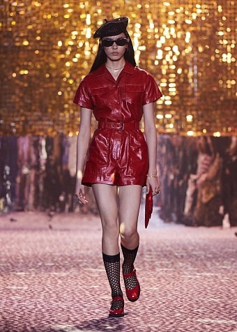 Будущей осенью мы будем носить леопардовый принт и пайетки, как на сегодняшнем показе Dior Pre-Fall 2021 в Шанхае фото № 3
