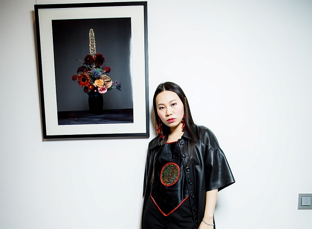 Ян Гэ надела кожаное платье как пальто на юбилей галереи Ruarts