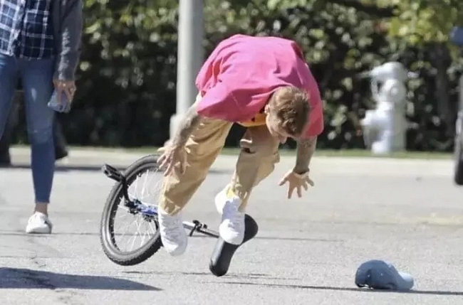 Джастин Бибер упал с моноцикла и стал героем Сети фото № 1
