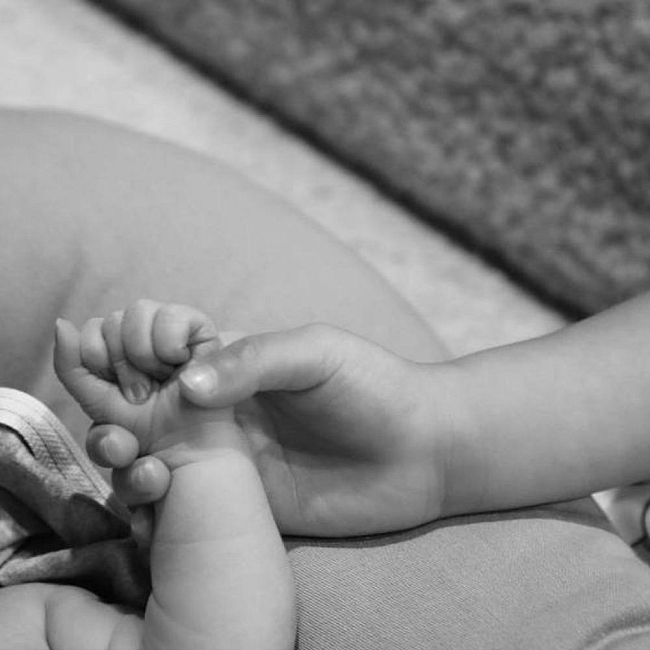 Рука новорожденного Найта Вэбстера и Кайли Дженнер фото № 1